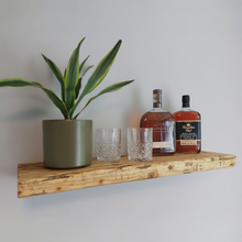 Lade das Bild in den Galerie-Viewer, Wandregal Altholz schwebend