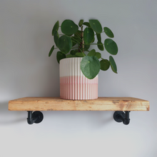 Lade das Bild in den Galerie-Viewer, Wandregal Altholz mit Rohrhalterung