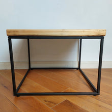 Lade das Bild in den Galerie-Viewer, Altholz Couchtisch