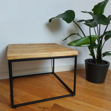 Lade das Bild in den Galerie-Viewer, Altholz Couchtisch