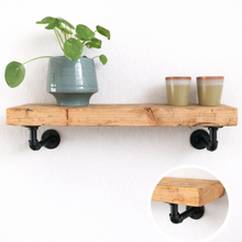 Lade das Bild in den Galerie-Viewer, Wandregal Altholz mit Rohrhalterung
