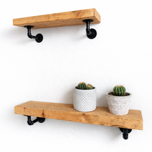 Lade das Bild in den Galerie-Viewer, Wandregal Altholz mit Rohrhalterung
